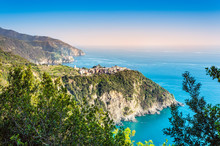 Corniglia, Cinque Terre - Beautiful Small Village With Colorful Buildings On The Cliff Overlooking Sea. Cinque Terre National Park With Rugged Coastline Is Famous Tourist Destination In Liguria, Italy