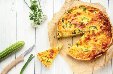 Stück Zucchini Quiche Tisch Brett overhead Herbst