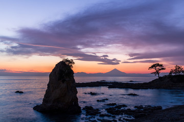 横須賀市 秋谷海岸 立石公園から夕焼け富士山