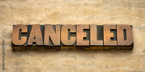 Fotomural canceled word abstract in wood type