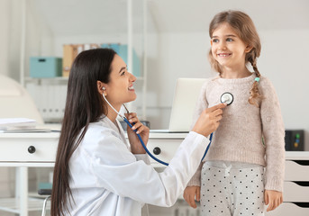 Canvas Print - Pediatrician examining little girl in clinic