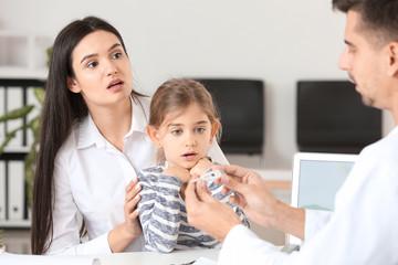 Canvas Print - Woman with little daughter visiting pediatrician in clinic