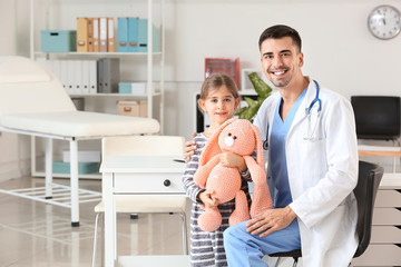 Canvas Print - Pediatrician with little girl in clinic