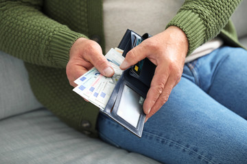 Poster - Senior man with purse at home, closeup