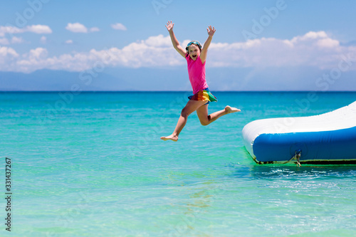 Plakaty skoki do wody  dzieci-na-trampolinie-na-tropikalnej-plazy