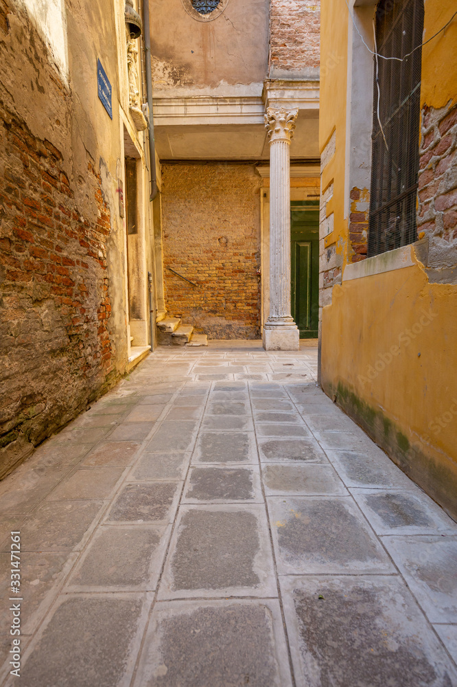 Deserted alley in the old district of Venice - obrazy, fototapety, plakaty 