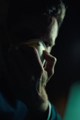  Mann mit atemschutzmaske closeup Portrait im Dunkeln