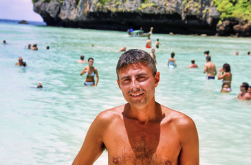 Canvas Print - Happy male tourist visiting famous Maya Beach in Phi Phi Leh, Thailand