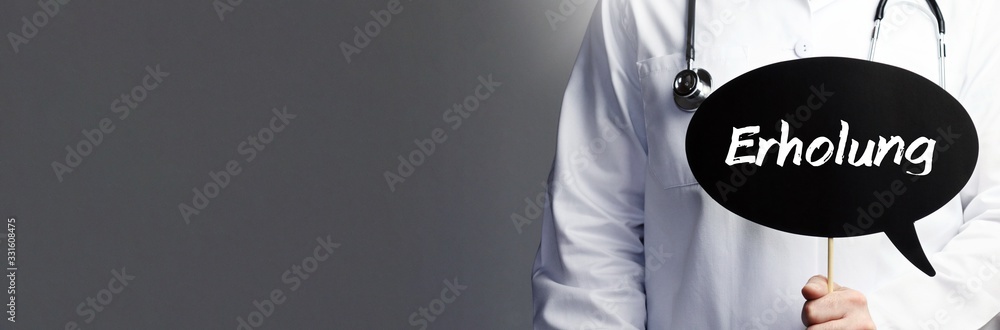 Erholung. Arzt im Kittel hält Sprechblase hoch. Das Wort Erholung steht im Schild. Symbol für Krankheit, Gesundheit, Medizin - obrazy, fototapety, plakaty 