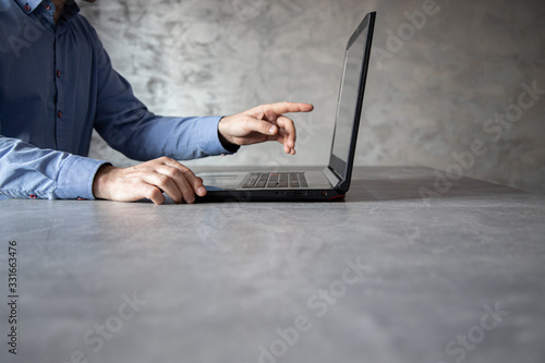 Fotomural Praca przy komputerze, widoczne dłonie i laptop