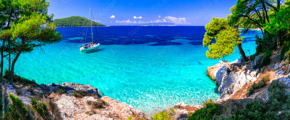 Best beaches of Skopelos island - Kastani with crystal turquoise sea. Greece, nothen Sporades - obrazy, fototapety, plakaty 