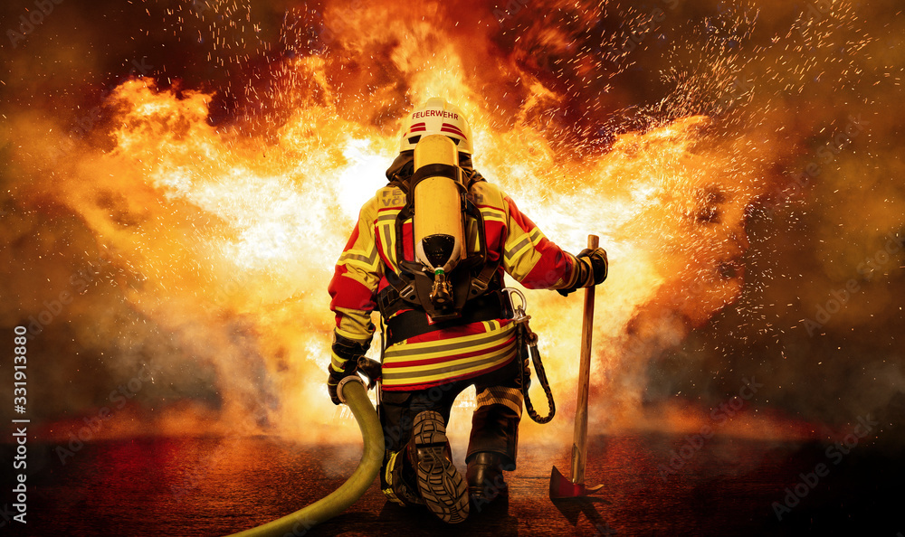 Feuerwehrmann kniet vor einem Feuer - obrazy, fototapety, plakaty 