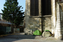 Tentes De Sans-abris Près D'une église, Paris, France