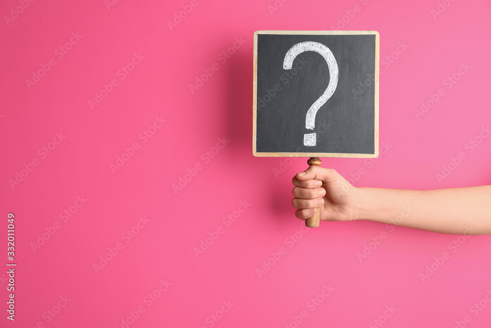 Woman holding blackboard with question mark on pink background, closeup. Space for text - obrazy, fototapety, plakaty 