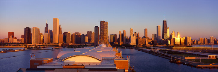 Fototapete - Panoramic view of Navy Pier and Chicago skyline at sunrise, Chicago, IL