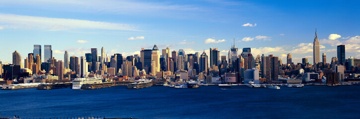 Fototapete - Panoramic view of Empire State Building and Manhattan, NY skyline with Hudson River and harbor, shot from Weehawken, NJ