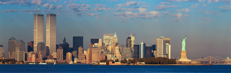 Fototapete - Panoramic sunset view of World Trade Towers, Statue of Liberty, Brooklyn Bridge, and Manhattan, NY skyline