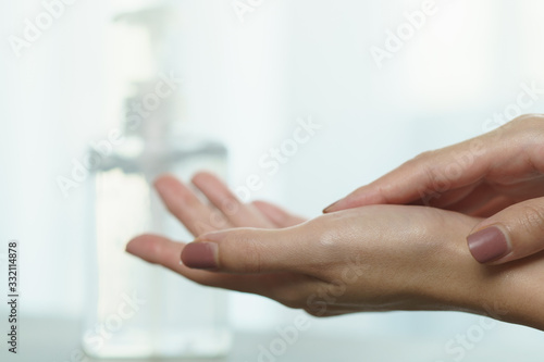 Fotografía Female hands using wash hand sanitizer gel pump dispenser