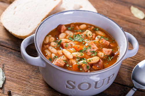 Cuadros en Lienzo Baked beans in tomato sauce with chopped sausage