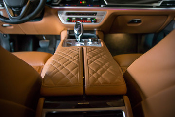 Poster - 7 series center console quilted leather