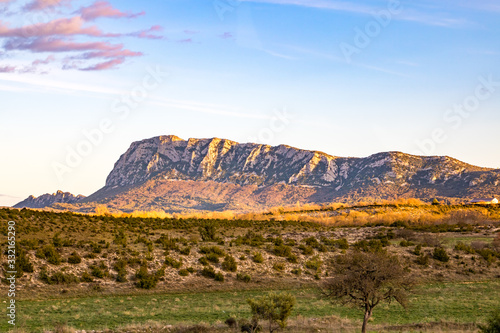 Fotografía Face nord du Pic Saint-Loup, illuminée par le soleil couchant, dans un paysage q