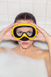 © Tom Wagner - Frau mit gelber Taucherbrille in Badewanne