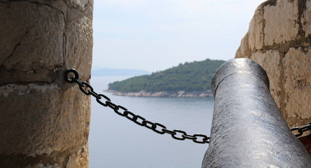 Cannone pronto a sparare dalle mura del castello