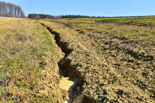 Cuadros en Lienzo Erosion damage on field land eroded soil