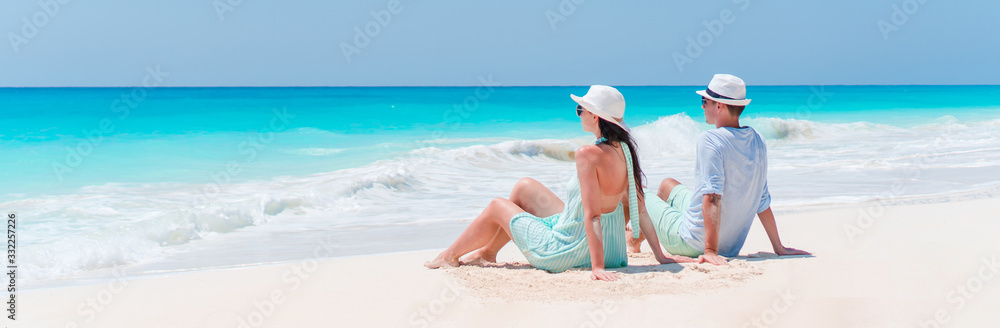 Young couple on white beach during summer vacation. - obrazy, fototapety, plakaty 