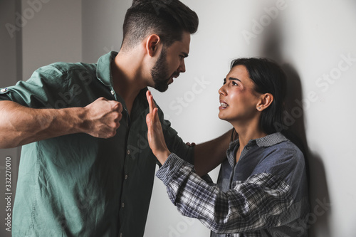 Fotomural Angry husband trying to kill his wife indoors