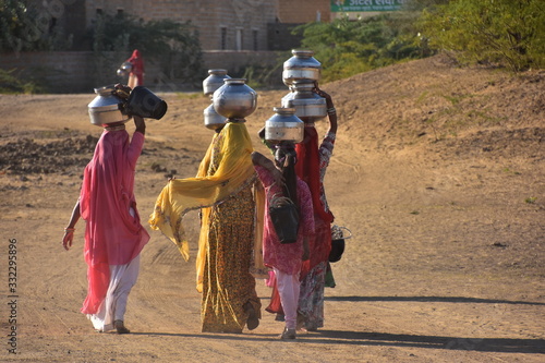 インドのラジャスタン州 ジャイサルメールのクーリー村 水瓶を頭に乗せて運ぶ インド人女性 民族衣装のサリーを着て働く 美しい姿 Buy This Stock Photo And Explore Similar Images At Adobe Stock Adobe Stock インドのラジャスタン州 ジャイサルメールのクーリー村 水瓶を頭に乗せて運ぶ インド人女性 民族衣装のサリーを着て働く 美しい姿 Buy This Stock Photo And Explore Similar Images At Adobe Stock Adobe Stock