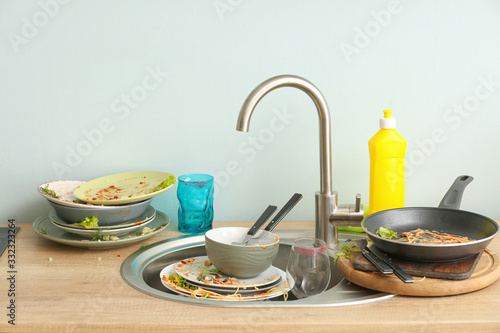 Fotografía Pile of dirty dishes in kitchen