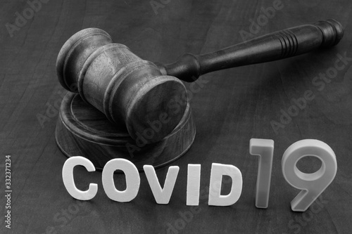 Fotomural Wooden gavel with word covid19
