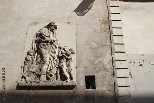 Fotografía mythologic or allegoric sculpted decor on a wall in paris (france)