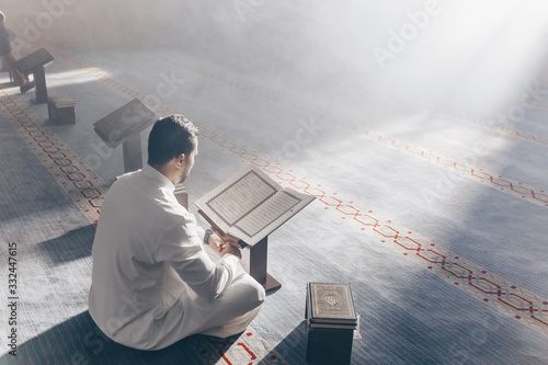 Photo Quran - holy book of Islam mosque Muslim in mosque enuntiat Quran in Ramadan