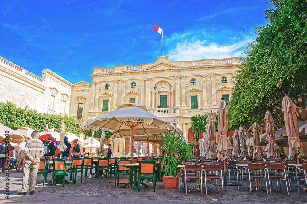 Obraz na płótnie People resting at open air cafes of Republic Square Valletta w salonie