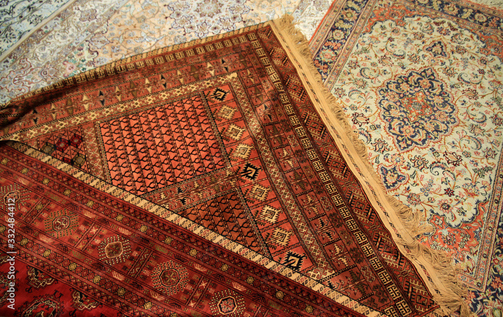 rozłożone wzorzyste perskie dywany na sprzedaż w iranie - obrazy, fototapety, plakaty 