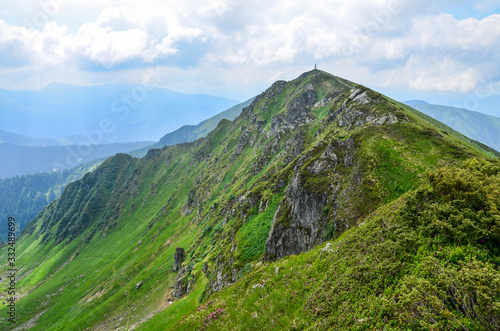  Fototapeta Karpaty   malowniczy-krajobraz-karpat-widok-na-szczyt-pip-ivan-najwyzszy-szczyt-marmarosy