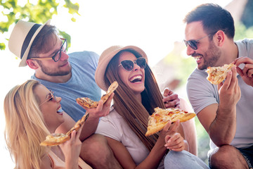 Poster - Group of friends eat pizza.