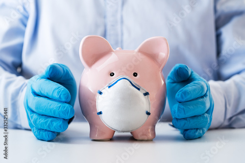 Cuadros en Lienzo Human Hand Protecting Piggy Bank