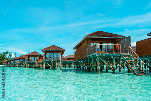 Fotografía Maldives tropical Island, beautiful isolated luxury water bungalows Maldives in