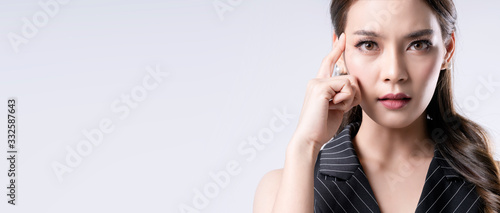Fotografía portrait beautiful attractive asian female close up hand gesture thinking and co