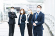 © maru54 - マスクを装着するビジネスマンのチーム