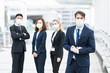 © maru54 - マスクを装着するビジネスマンのチーム