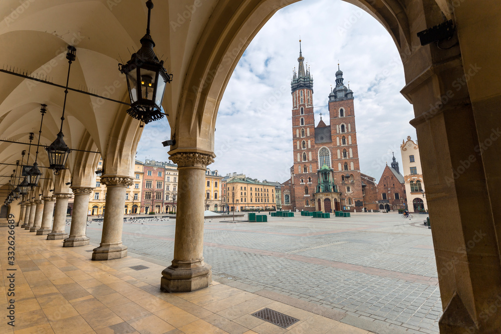 Cloth Hall and St. Mary's basilica in main square of Krakow. Poland's historic center, a city with ancient architecture. Cracow, Poland. - obrazy, fototapety, plakaty 