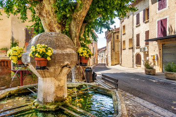 Canvas Print - Brunnen in Bédoin in der Provence