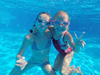 Wall Mural - girls in swimming pool