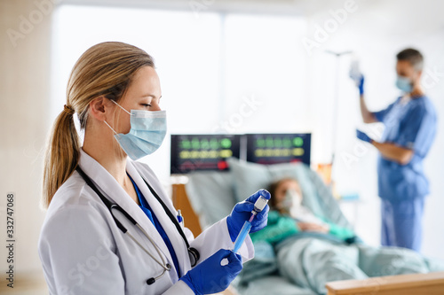 Photographie Doctor with syringe in quarantine in hospital, coronavirus concept