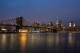 Fototapeta  - Brooklyn Bridge und New York Panorama am Abend