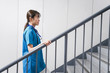 © maroke - 階段を使う若い看護師